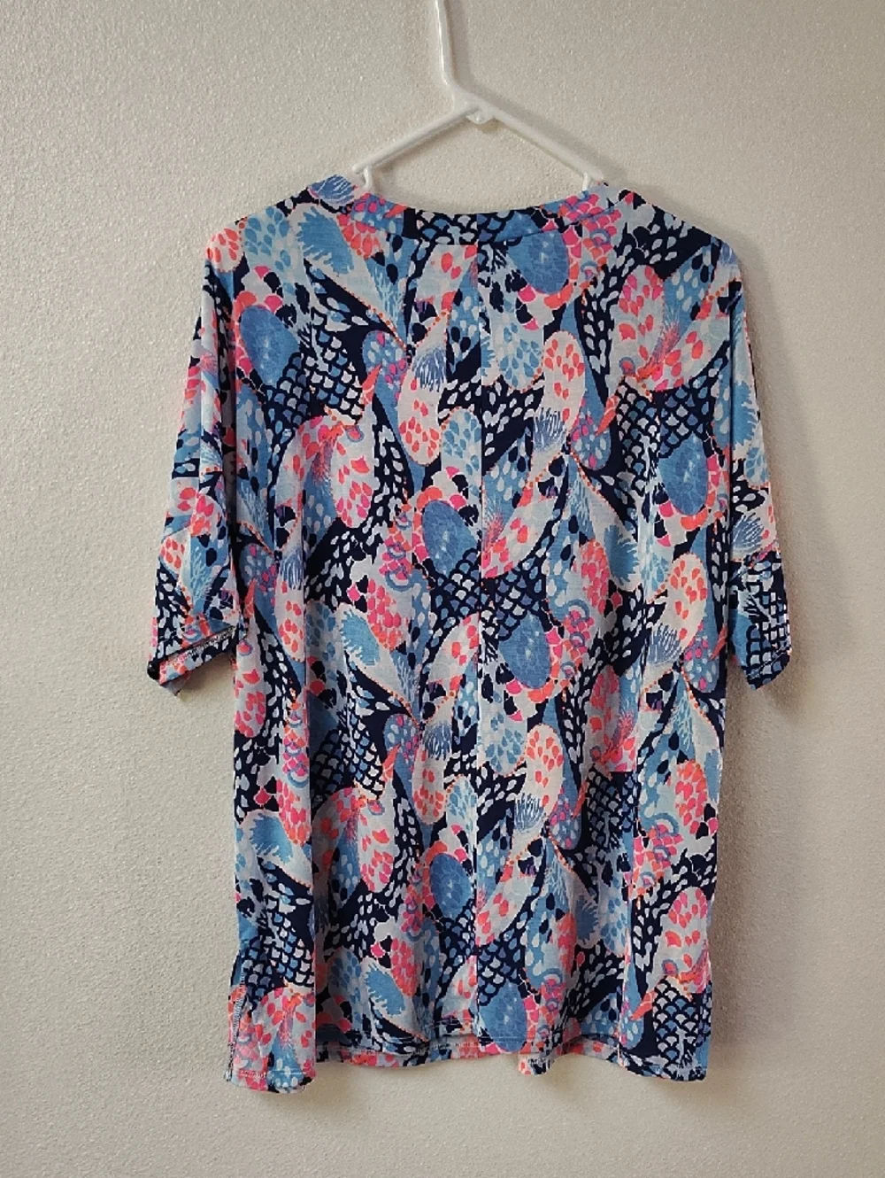 Sew In Love Womens XL Blue Pink Abstract Fish Scale Print Split V-Neck Top ET377